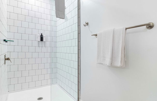 Dual Bachelor Pads w/ Rooftop Lounge & Games Sleeps 26 5 Min to Broadway - Foto 33