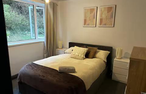 Luxurious Three-Bedroom Family Home with Free Parking - Foto 12