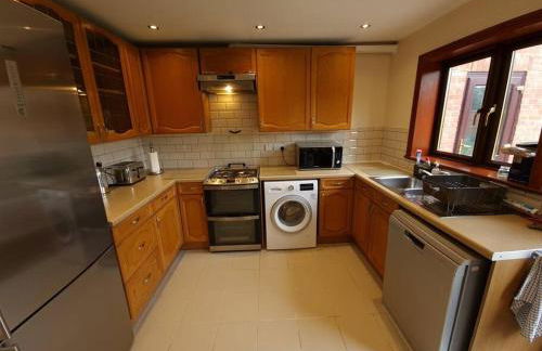 London Luxury 6 Bedroom Family House Sleeps 12 people Parking for 4 Cars Close to tube. - Foto 32