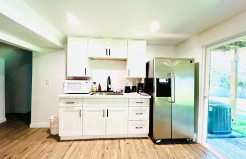 Charming 2-bedroom and 1 Full bath basement apartment with WiFi and AC in lovely Edmonds - Photo 9