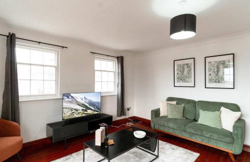 Bright 1 Bed Harbour-side Apartment with Balcony - Photo 8