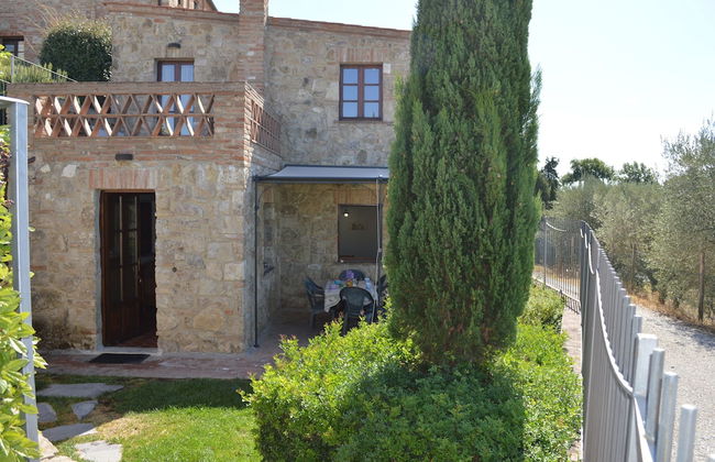 House With Private Garden in the Crete Senesi - Photo 1