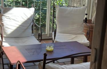 La maison sur la place dans Aigues Mortes - Foto 4