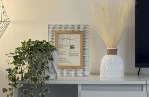 Central Studio - Bright & Modern - Private Terrace - AirCon - Near Train & Beach - Foto 30