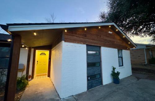 5 Star Stay Large Remodeled Modern 4BR Near UNT and TWU Sleeps 10 - Foto 1