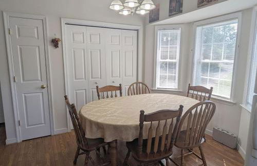 Cheerful 4Br Water View Lakehouse with Dock & More - Foto 18