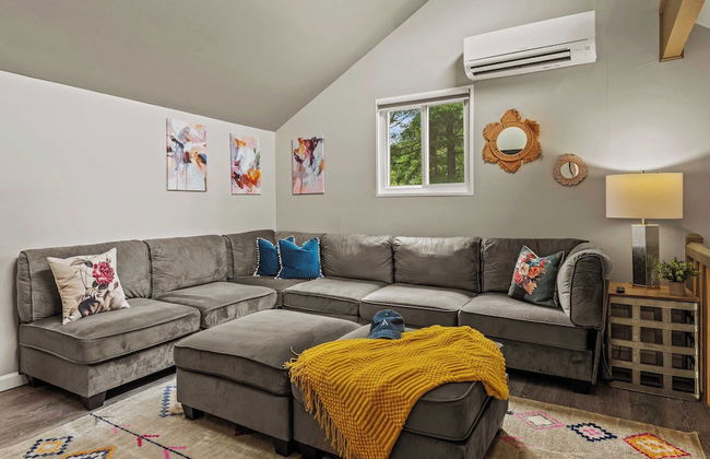 Inn the Poconos by Avantstay Private Lake Access Enclosed Hot Tub - Photo 5