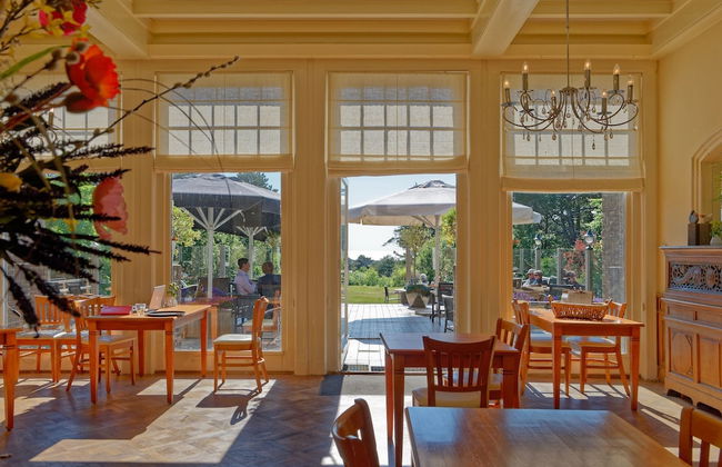 Timeless Charm and Cozy Stay - Photo 25