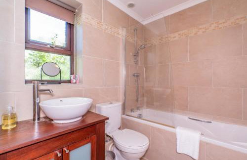 CENTRAL MK- 3Bed, 2 Bath house for LONG TERM CONTRACTOR Stays, free parking for 2 vehicles, DESK & GARDEN space managed by CHIQUE PROPERTIES LTD - Photo 23