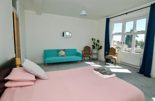 Beautiful large 3-bed coastal flat with parking. - Foto 1