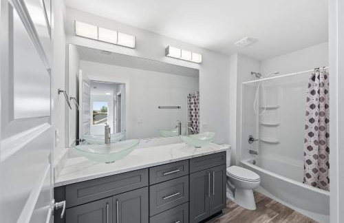 Modern Pine-Scented Retreat – 30 Mins to Beach! home - Foto 25