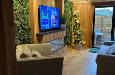 Riverside retreat with private wood fired hot tub - Foto 1