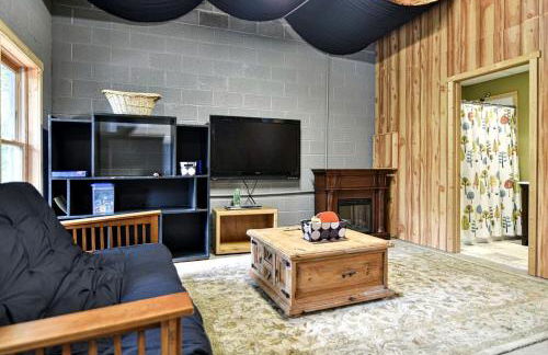 Stunning Mountain Cabin with Hot Tub and Game Room Near Asheville in Old Fort, NC - Foto 28