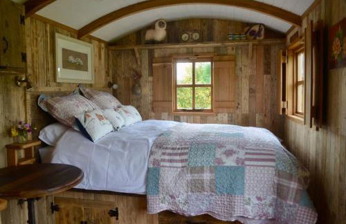 Whittlewood Shepherd's Hut in Silverstone, Cosy, Rural, Views - Photo 3