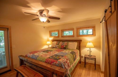 Stone's Throw Bungalow-- Hot Tub, Modern & Updated, Sleeps 2 - Foto 2