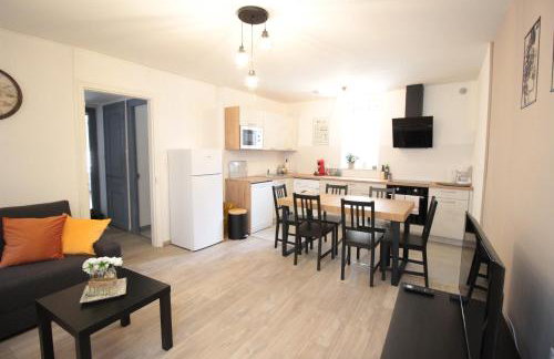 Les loges de Véro - RDC - Entièrement climatisé - Parking privé - Garage vélo moto - Rénové en 2025 - Classé 3 étoiles - 5 couchages - 2 ch - 1 canapé conv - WIFI - Boulangerie, petite restauration et restaurant à prox - À 5 mn du centre de Verdun - Foto 4