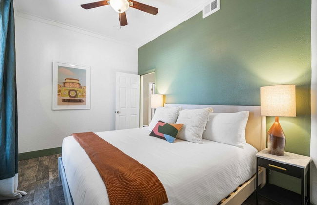 7bdr w/ Private Pool, Hot Tub, Fire Pit, Walk to Beach Tidal Wave by Avantstay - Foto 26