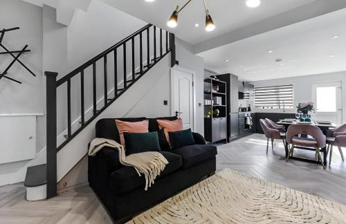 The Ultimate Hangout 4BR Modern House with Garden - Photo 3