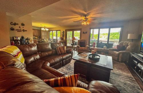 Lakefront Home 4Bed3BathDockFirepitGrill-12PP - Foto 5