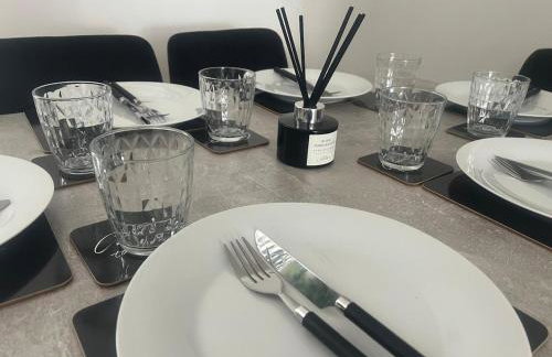 Modern 2 bed house in Enfield with private driveway parking - Photo 6