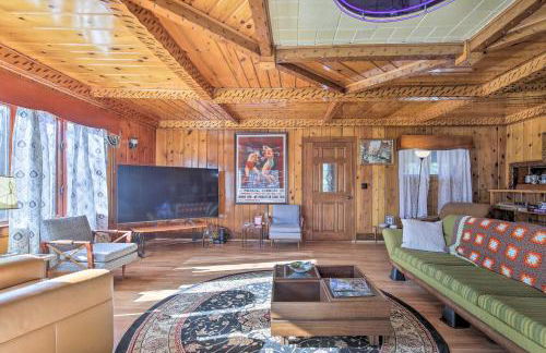 Retro Rhinelander Lake Retreat with Fire Pit! - Foto 6