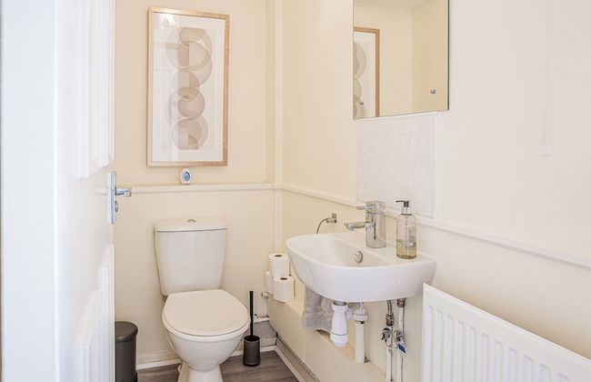 Central 2 Bed House w/ Garden and Free Parking! - Photo 73