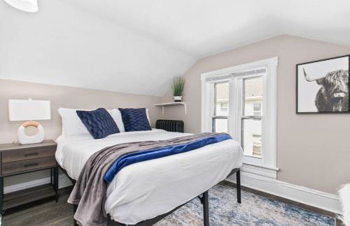 Roomy Central Hub, Games, Fire Pit & Downtown Fun - Foto 18