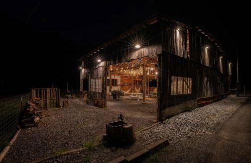 Meadow View Romantic Nature Stay w Barn, Outdoor Tub and Sauna - Foto 38