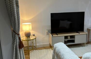 Kings Reach Slough nr Legoland and Ascot Stylish Homely House Sleeps Eight - Foto 11