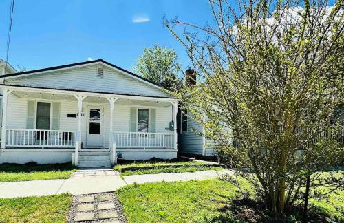 Orange Crush Cottage- Downtown Beaches & Dining - Photo 2