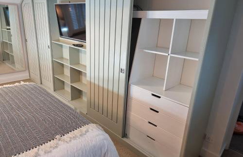 Neet Retreat - sleeps 7 next to beach - Foto 28