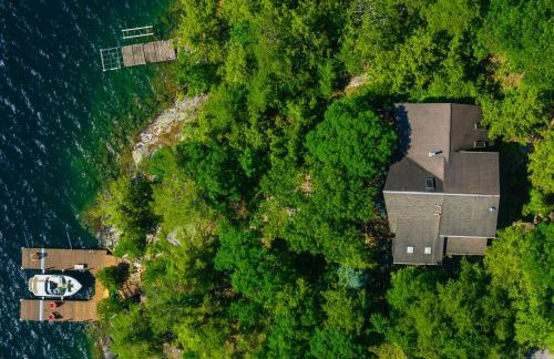 Waterfront Lake George Lodge with Boat Dock and Deck! - Foto 2