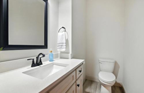 Brand New Cool Comfy Lawrence Retreat Duplex - Photo 26