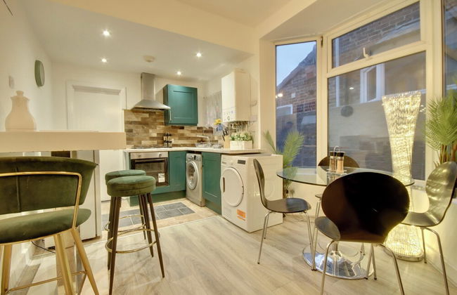 Southsea 4BR Getaway with Private Yard - Foto 12