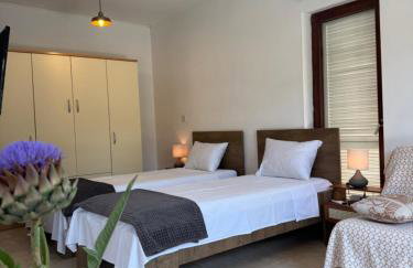 Private studio apartment with a garden and a terrace - Photo 13