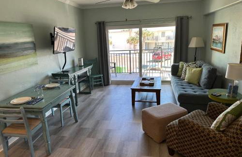 Welcome to Sandpiper Beachfront Condo Cozy 1-bed in JAX Beach, perfect for couples! Pet-friendly! - Foto 8