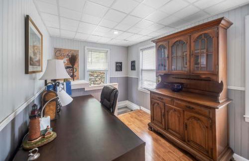 Family Lakefront Adventure House 3BR wFirepit & Scenic - Foto 49