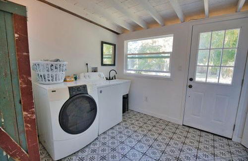 Pet Friendly & Firepit Minutes to Beach Sleeps 6 - Foto 42