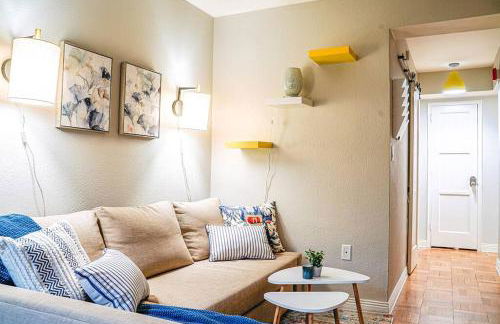 Colorful downtown condo, 2 bedrooms, king bed - Foto 12