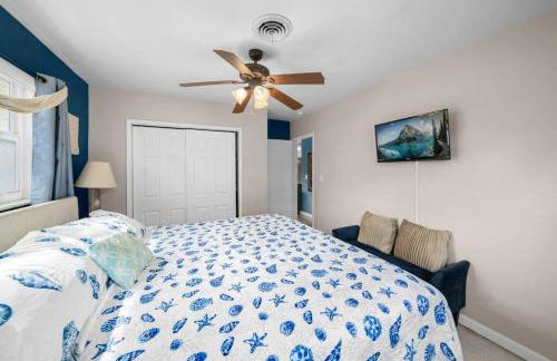 Palm Paradise-Seaside Home w Heated Saltwater Pool - Photo 13