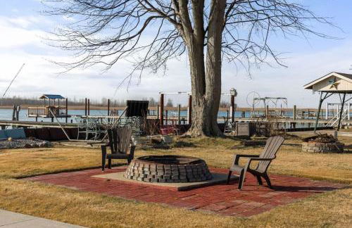 Lakeside Bliss 2BR, 1BA with All Modern Comforts - Foto 46