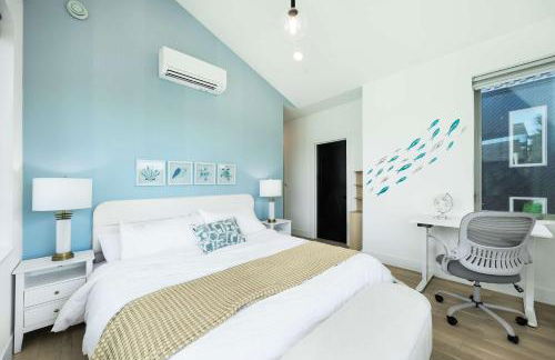 Ocean-Inspired 3B Modern Retreat w Kids Room - Foto 28