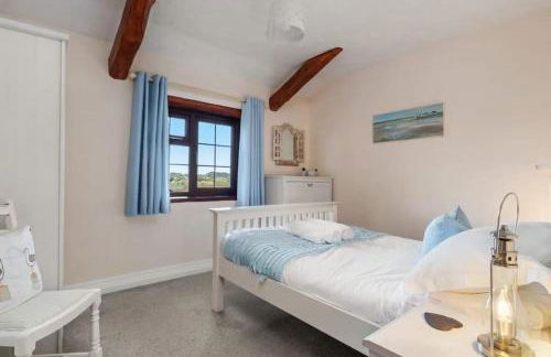 Cowslip Cottage Serenity with Jacuzzi - Photo 13