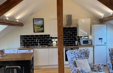 Windows over Stroud - 2BR Penthouse in Historic Building - Foto 1