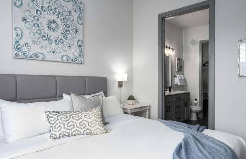 Luxury Apartment with Pool, Restaurants, Shopping) - Photo 22