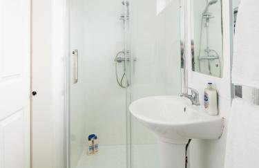 4 bed rooms 5 double beds holidays house near train station - Foto 21