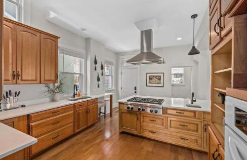 Deluxe 6 Bedroom 3 Min to Downtown w 2-car Driveway - Foto 7