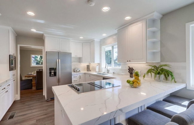 Gorgeous Upgraded 5 Bedroom & 3 Bath Home with pool - Foto 39