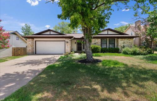 Super Comfy Home with Hot Tub! - Photo 36