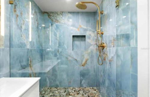 Blue Lagoon Hideaway 3BR Coastal Chic Retreat - Photo 49